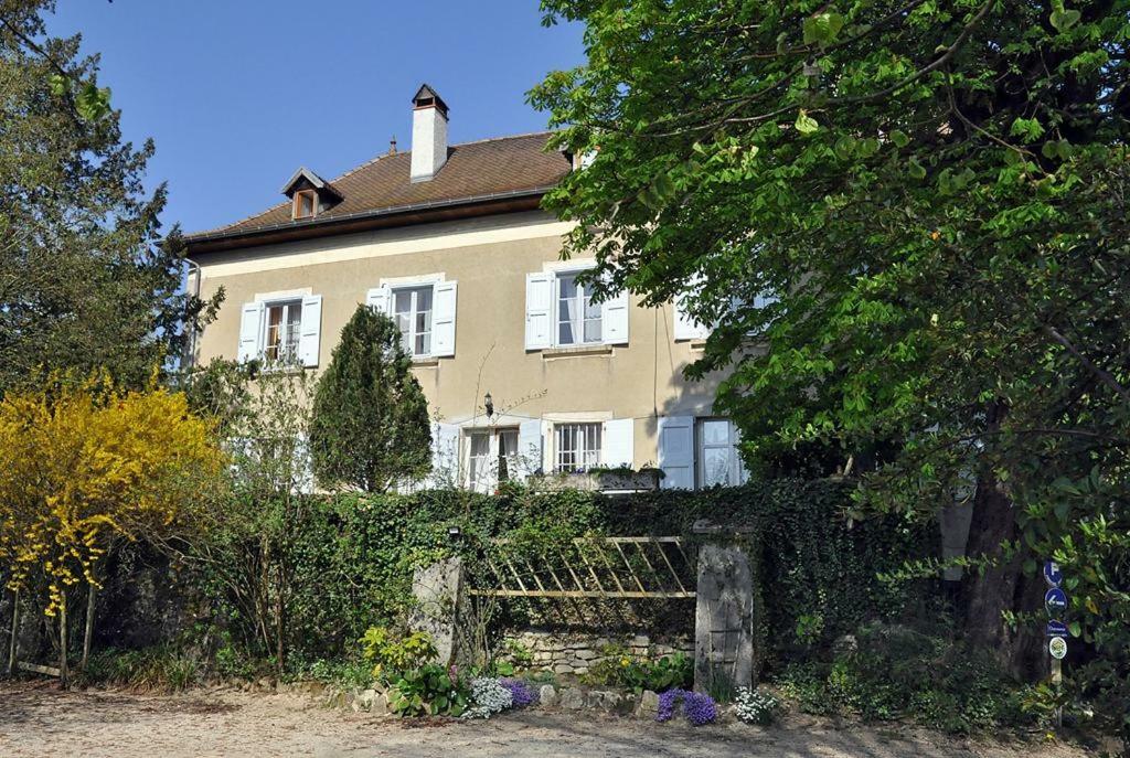 Chateau-Gaillard Corbelin Buitenkant foto